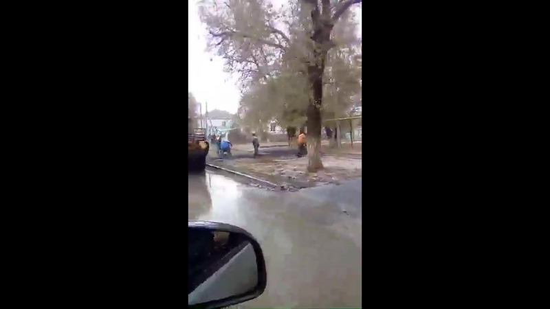 В уральске в лужи укладывают асфальт
