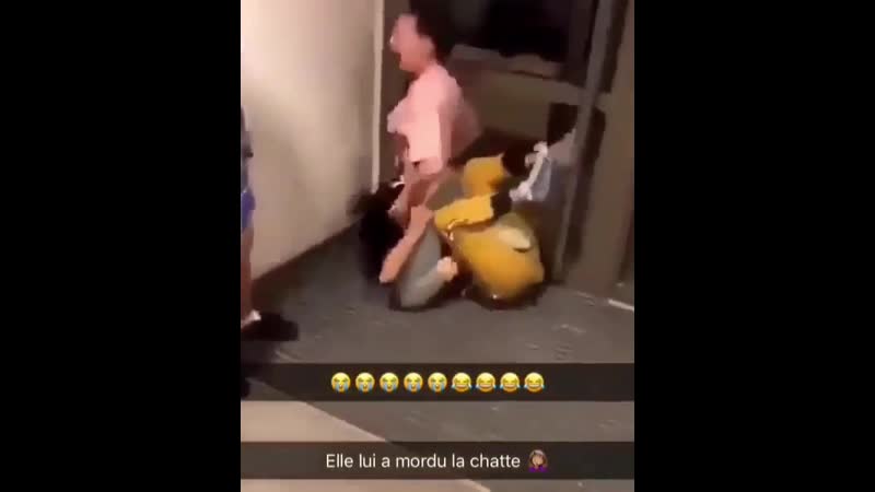 А вот это конечно капец 🤣 укус за пизду, наверно это было больно!