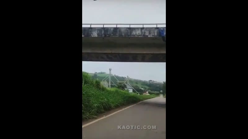 Расскажите этому парню, что есть турники и брусья, мост для трени не подходит