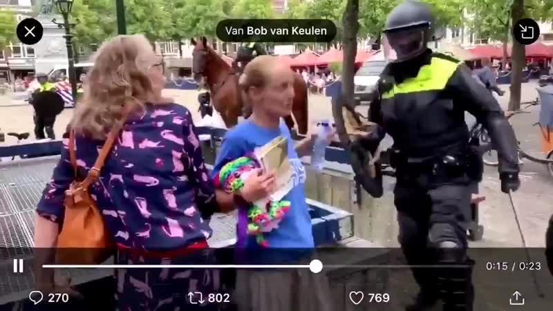 Полиция нидерландов разгоняет митинг против масочного режима