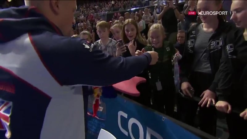 Британский пловец выиграл золотую медаль чемпионата европы и подарил её девочке на трибуне
