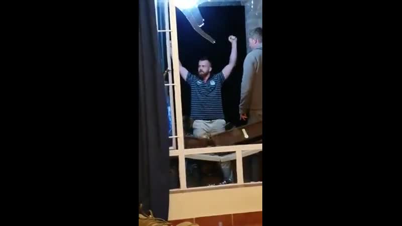 Парень перебрал на вечеринке и решил показать себя