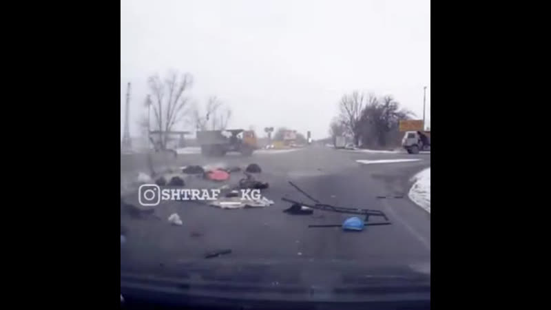 Таксист из киргизского города кант намеревался проскочить перекресток на красный свет, но не успел