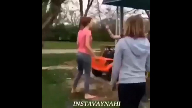 Тёлки пиздятся лопатами, жесть