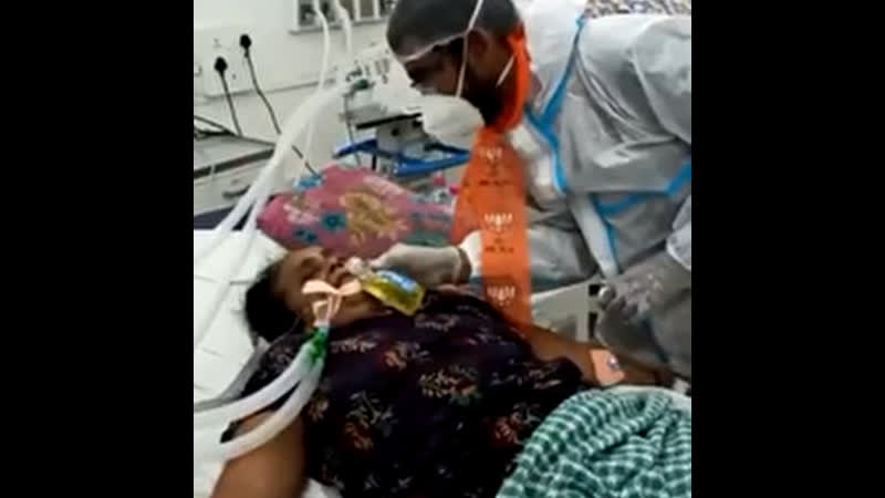 Индия в пациентку, которая находится на искусственной вентиляции легких, пытаются влить гаумутру это коровья моча