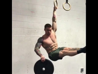 Парень с сильным хватом