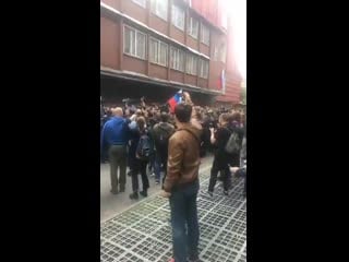 Митингующие у избиркома прорывают полицейскую цепь