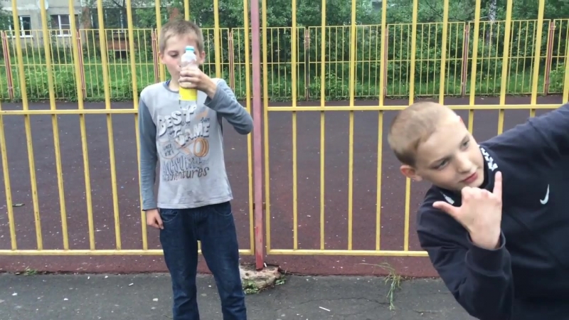 Пацан блюёт/ очень эпично