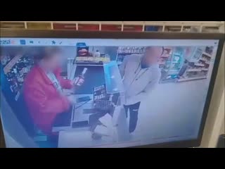 Смельчак в магазе с ноги обезвредил налётчика с коньяком real video