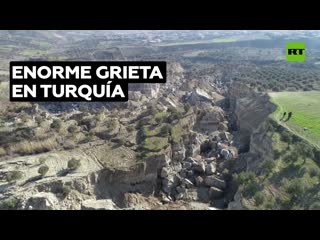 Enorme grieta de 200 metros de ancho divide en dos un campo en turquía