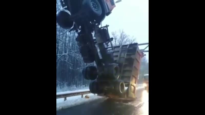 В самаре водитель самосвала забыл опустить кузов, как итог, получилось крутое видео