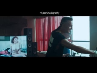 Голая актриса в фильме "робот по имени чаппи" (chappie, 2015, нил бломкамп)