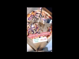 Kenza zouiten is this a normal way of eating pizza?