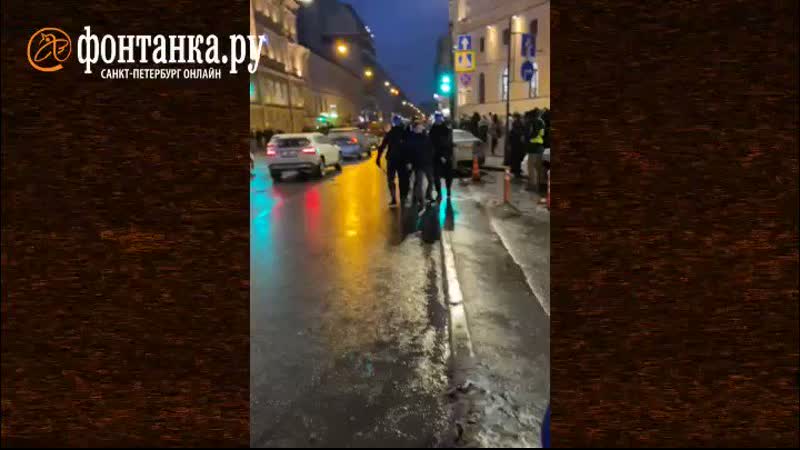Омоновец со всех сил ударил женщину ногой