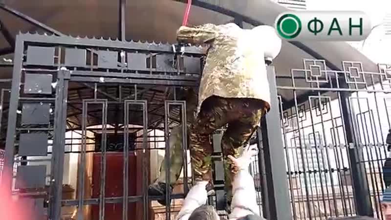 Украинские петушиные радикалы штурмуют российское посольство в киеве