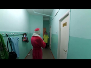 Брюнетка лижет яйца чувака