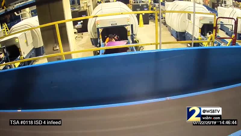 Малыш на конвейере для сортирои багажа