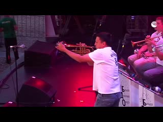 На карнавале (aka she's a latin from manhattan)