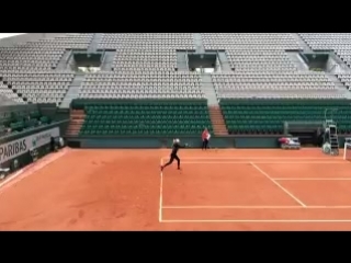 Même à l’entraînement, les fusées de coup droit de @vika7 décollent à vitesse grand v 🚀🎾 #slomo #rg16