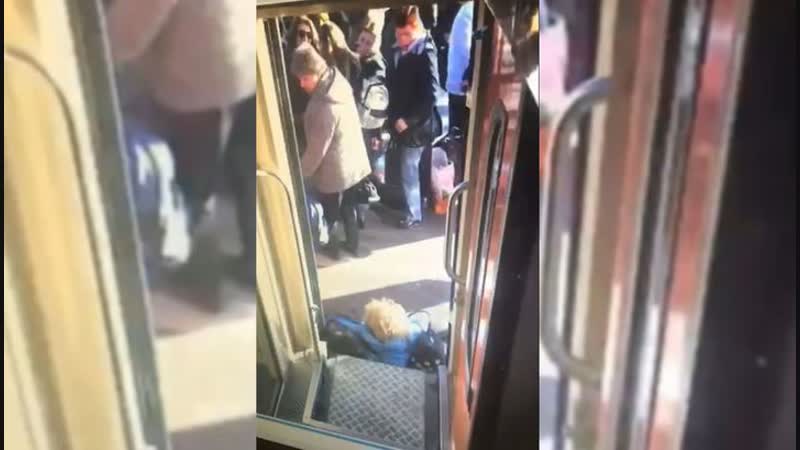 Съемный трап рухнул под пассажиркой на московском вокзале в петербурге