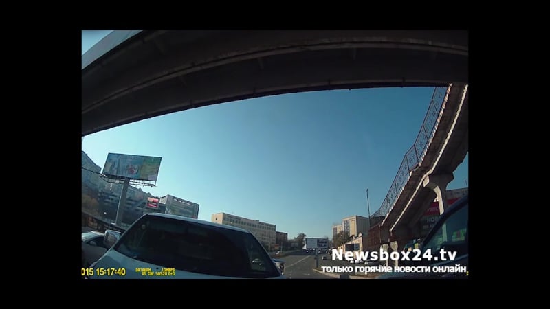 На гоголя микроавтобус сбил дорожного рабочего и протаранил встречный автомобиль (регистратор)