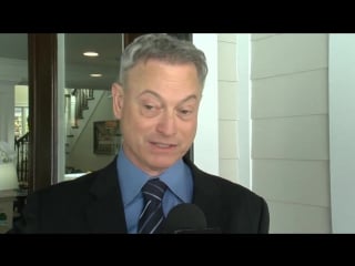 Actor gary sinise helps welcome home wounded veteran in chevy chase on veterans
