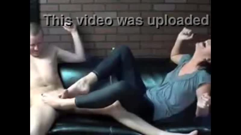 Бьёт porn video – Девушка бьёт по яйцам