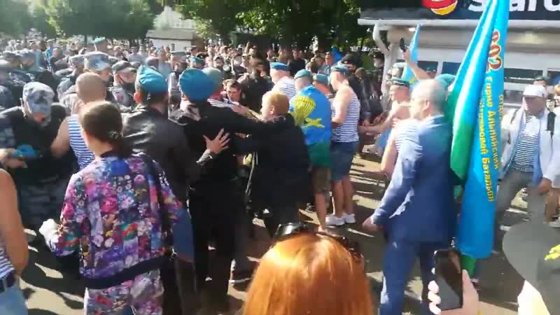 Чмошники из вдв смотрят как ихнего долбят вдвешники по жизни лохи, только умеют служить царю