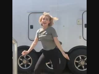 Кирнан танцует