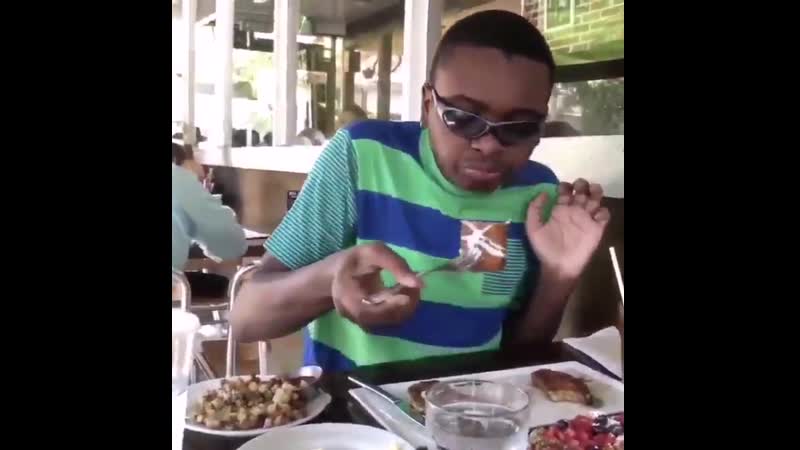 Тиба кушаем, девочки, кушаем, пока дают