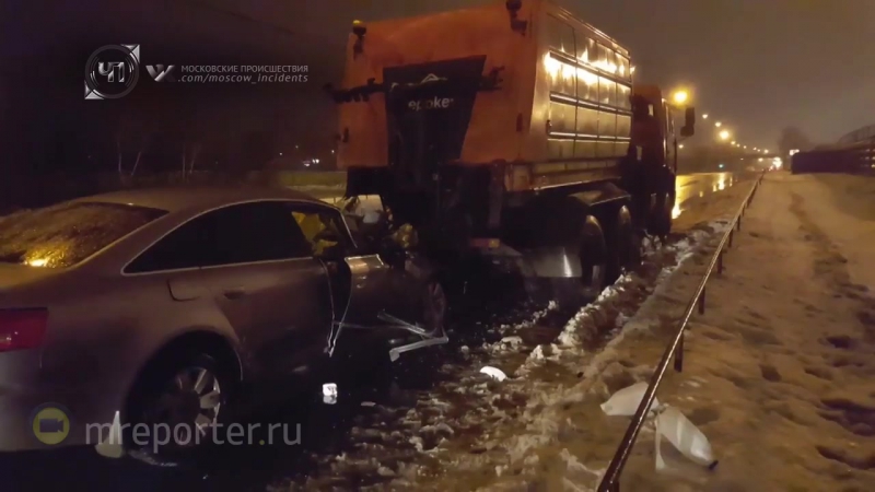Иномарка врезалась в уборочную технику на улице верхние поля в москве