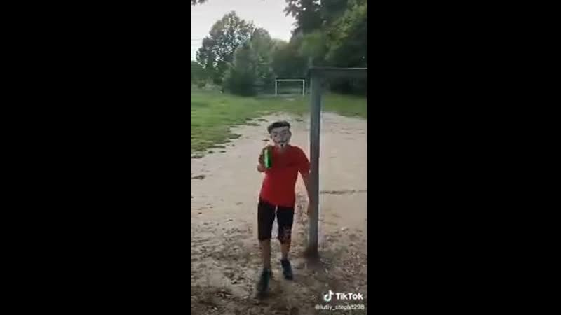 Девочки и тик ток анонимус играют в футбольчик и пьют спрайт