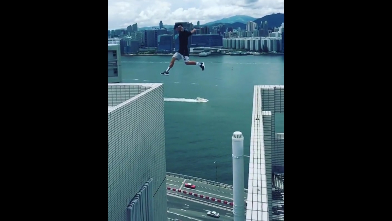 Британский экстремал совершил прыжок без страхои между небоскрёбами в гонконге