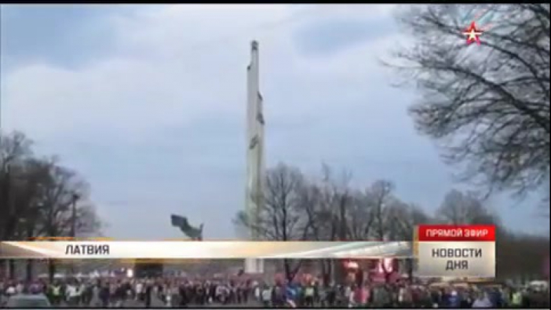 Вандалы облили синей краской памятник воинам советской армии в латвии