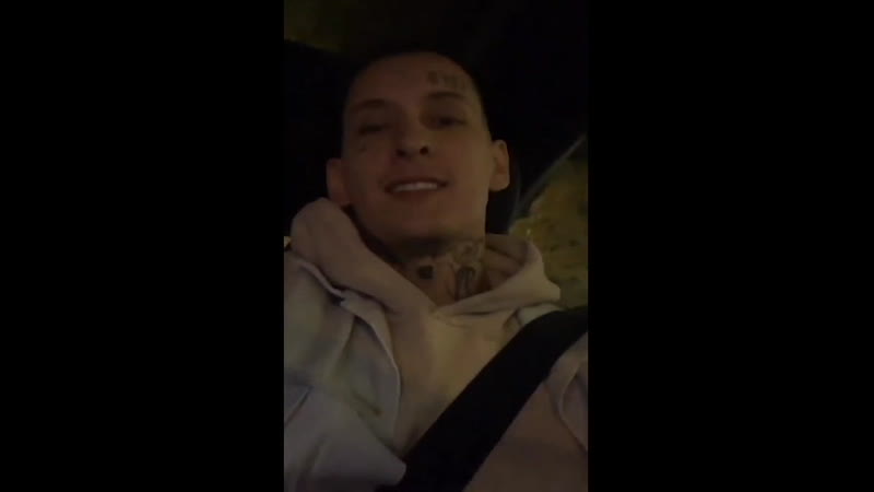 Кизару слушает минимал в сторис и флексит