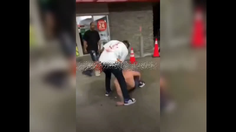 Проклятый сшановский молодые выходя с запраи, назвал их ниггерами