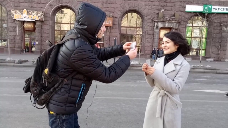 Kissing prank пранк поцелуй, развод на поцелуй, фокусы картами как познакомиться на улице (1)