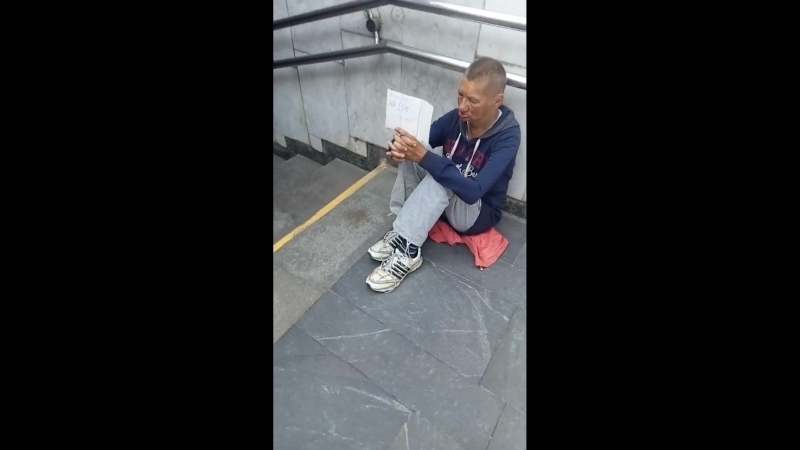 Бритая, пьяная и грязная наедушница бомжиха под защитой прохожих