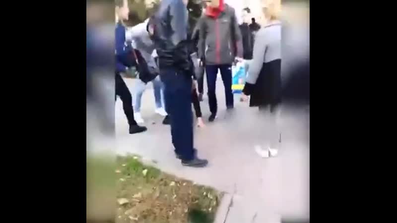 18+ толпа избила пранкера, бросившего в автобус пакет с криком «аллаху акбар»