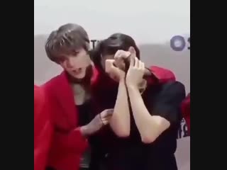 Changkyun took minhyuks hands to make a heart with him so cute