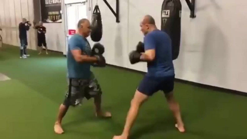 Джуниор дос сантос отрабатывает боксерские комбинации