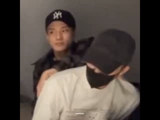 Seemed jeno tried to poke jaemin’s armpit with hjs finger