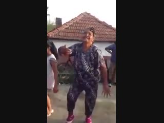 Бабка танцует папито)) mp4