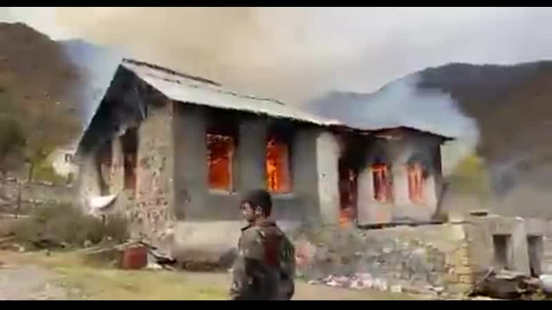 Армяне сжигают свои дома