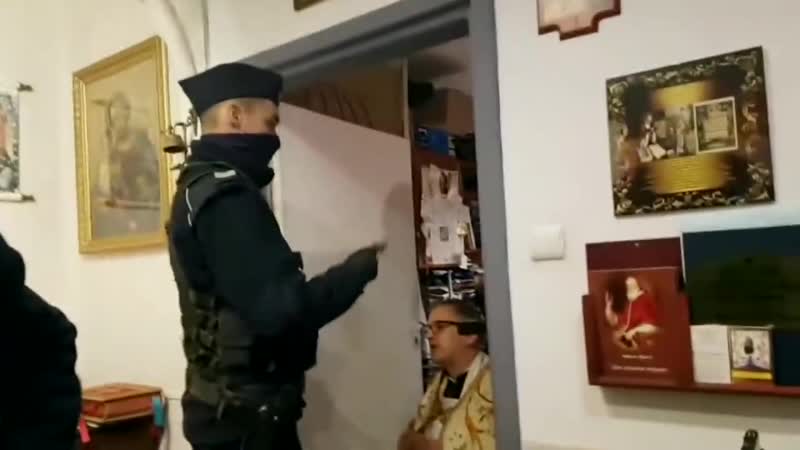 Skandal! policja brutalnie przerywa mszę świętą ksiądz michał woźnicki wleczony po schodach