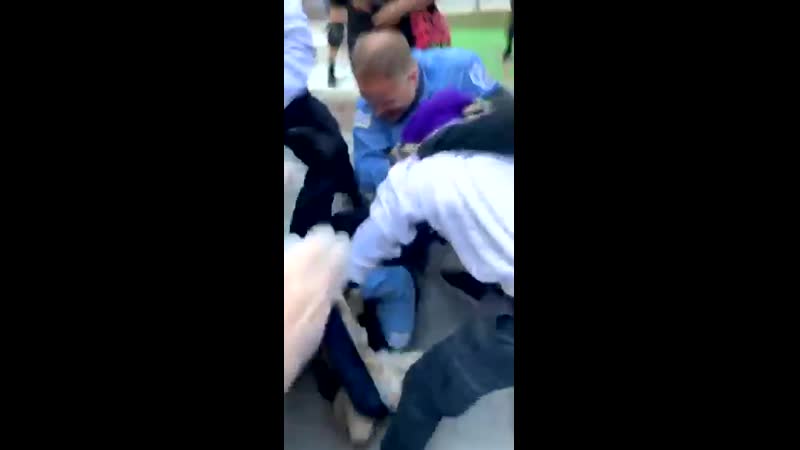 Чикаго штат иллинойс потасоа полицейских с онижедети!