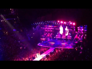 August 26 video of selena with tpornr swift onstage at “tsexr swift the 1989 tour live in los angeles night 5” in los angele