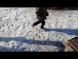 Босиком по снегу!