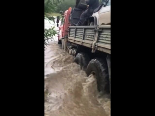 Форсируют реку на камазе