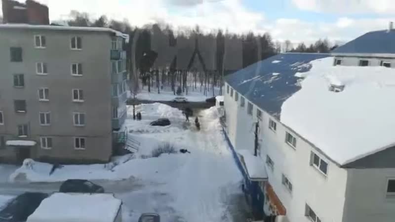 Снег с крыши в заволжске (ивановская область) едва не накрыл пешехода